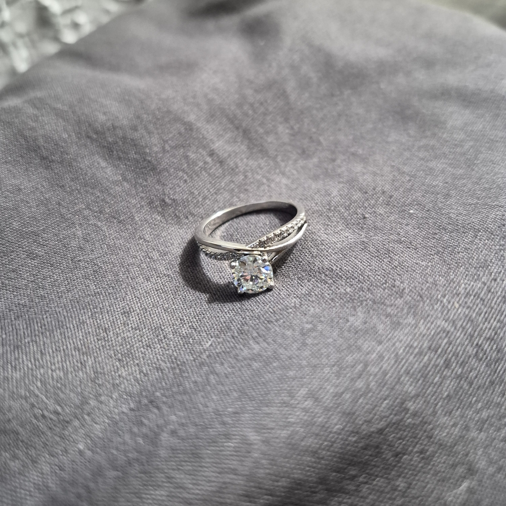 Elegant  .925 sterling Silver Engagement/Wedding Ring w/ Mosinnite Stone 667-7